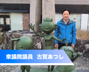 古賀あつし先生とアニメキャラクターの彫刻図